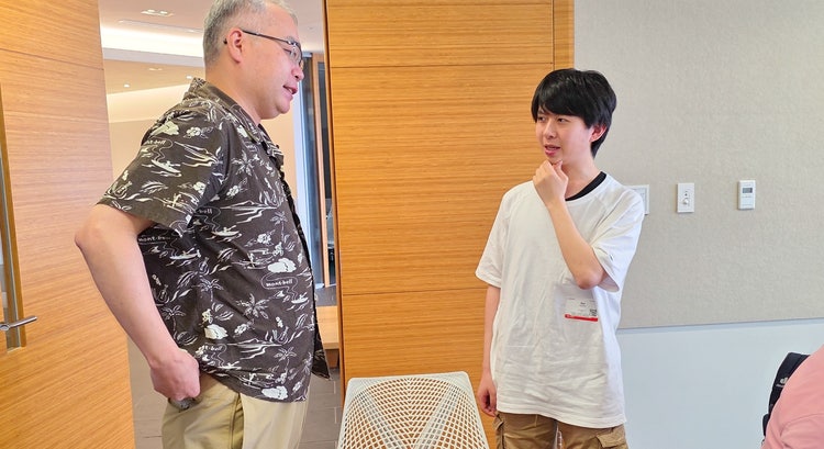 人, 屋内, 男, 民衆 が含まれている画像 AI 生成コンテンツは誤りを含む可能性があります。