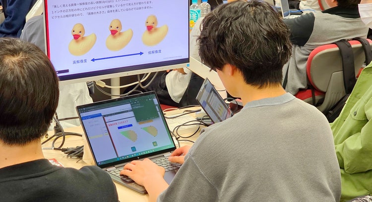 ノートパソコンの画面を見ている人たち AI によって生成されたコンテンツは間違っている可能性があります。