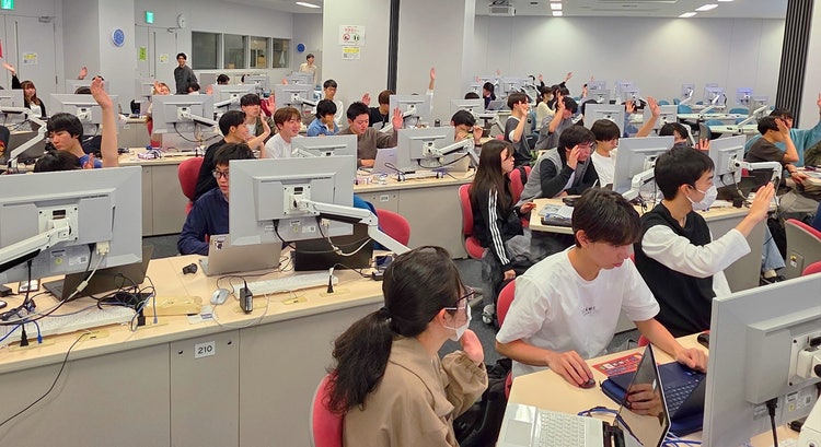 屋内, 人, コンピュータ, ノートパソコン が含まれている画像 AI によって生成されたコンテンツは間違っている可能性があります。