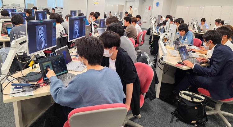 椅子に座りノートパソコンで作業をしている人々 AI によって生成されたコンテンツは間違っている可能性があります。