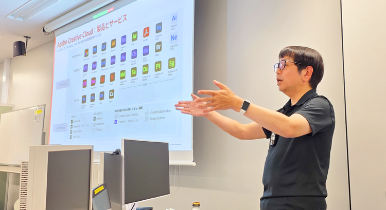 人, 屋内, 立つ, 男 が含まれている画像 AI によって生成されたコンテンツは間違っている可能性があります。
