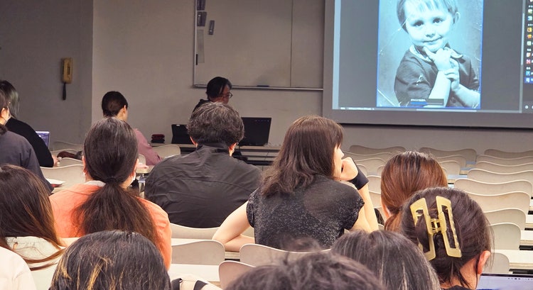 人, 屋内, 民衆, フロント が含まれている画像 AI 生成コンテンツは誤りを含む可能性があります。