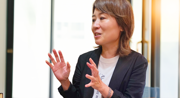 スーツを着ている女性 AI 生成コンテンツは誤りを含む可能性があります。