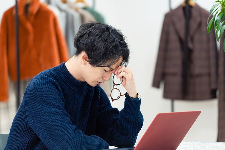 人, テーブル, 屋内, ノートパソコン が含まれている画像 AI によって生成されたコンテンツは間違っている可能性があります。