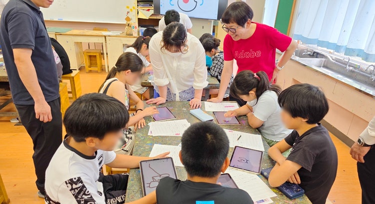 人, 屋内, 子供, グループ が含まれている画像 AI 生成コンテンツは誤りを含む可能性があります。