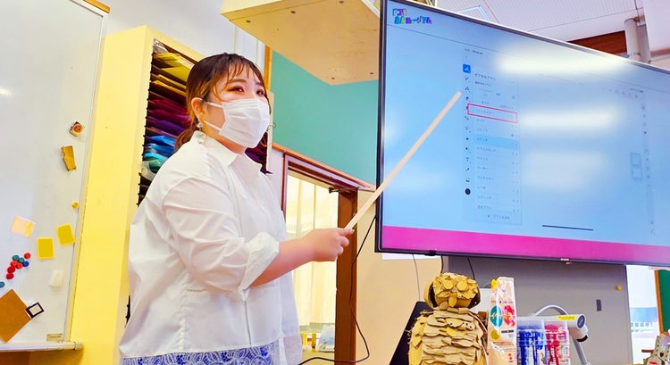 屋内, テーブル, 男, 食品 が含まれている画像 AI 生成コンテンツは誤りを含む可能性があります。