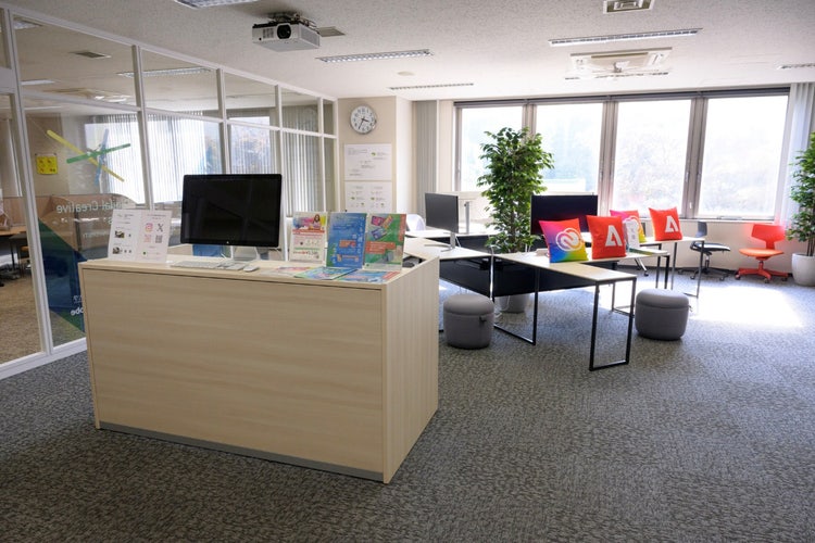 A desk in an office AI-generated content may be incorrect.