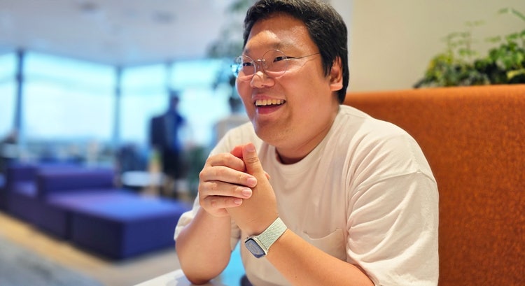 人, 屋内, テーブル, 座る が含まれている画像 AI 生成コンテンツは誤りを含む可能性があります。