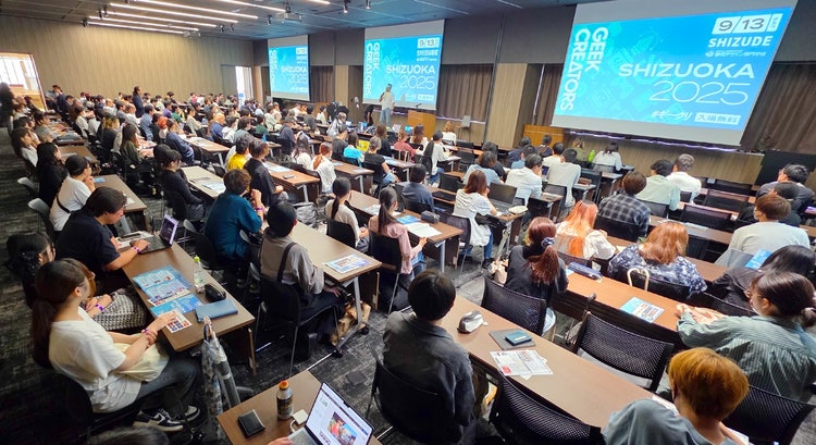 椅子に座っている人々 AI 生成コンテンツは誤りを含む可能性があります。