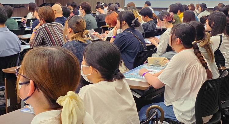 会議室に集まる人々 AI 生成コンテンツは誤りを含む可能性があります。