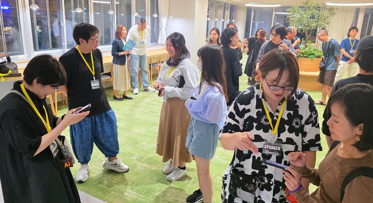 人, 屋内, 草, グループ が含まれている画像 AI 生成コンテンツは誤りを含む可能性があります。