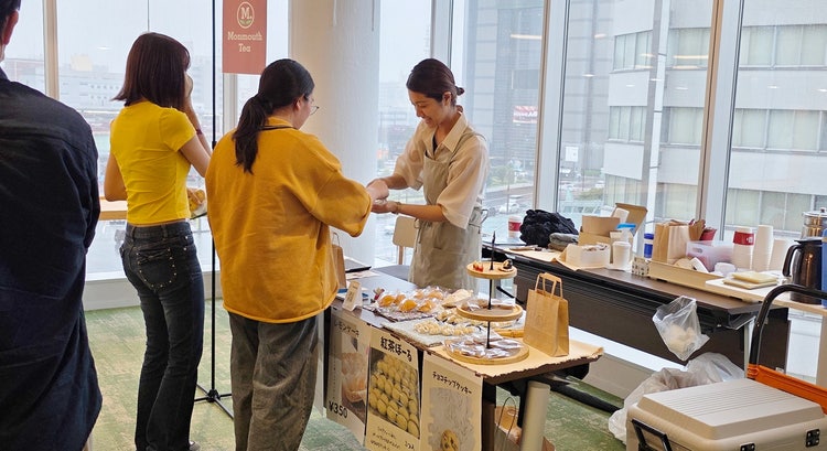 キッチンで調理をしている男性たち AI 生成コンテンツは誤りを含む可能性があります。