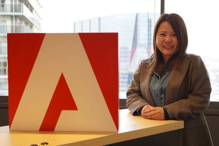 人, テーブル, フロント, 女性 が含まれている画像 AI 生成コンテンツは誤りを含む可能性があります。