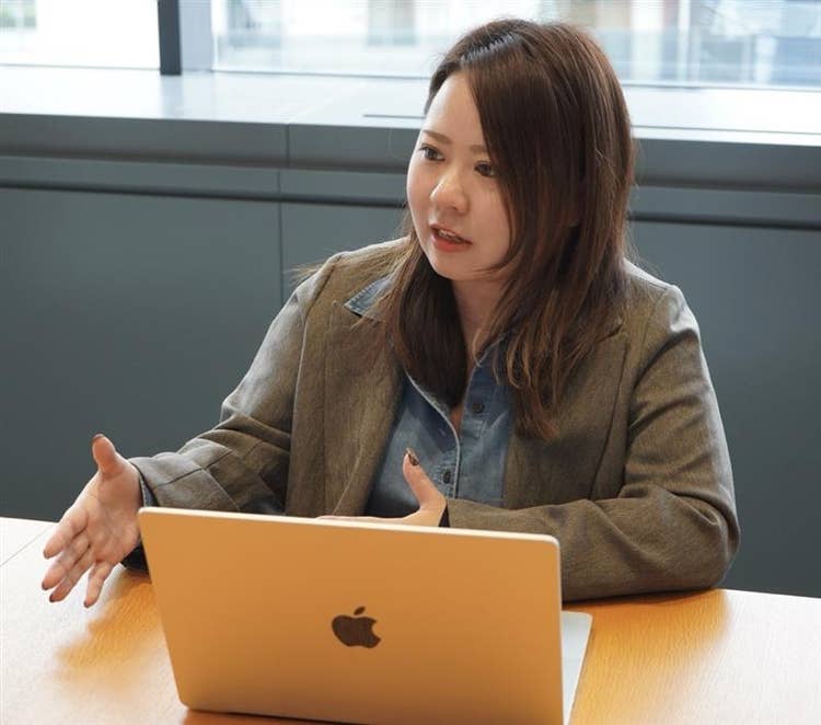 ノートパソコンを使っている女性 AI 生成コンテンツは誤りを含む可能性があります。