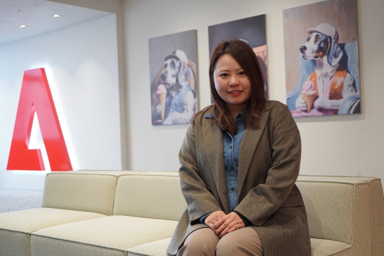 ソファーに座るスーツを着た男性 AI 生成コンテンツは誤りを含む可能性があります。