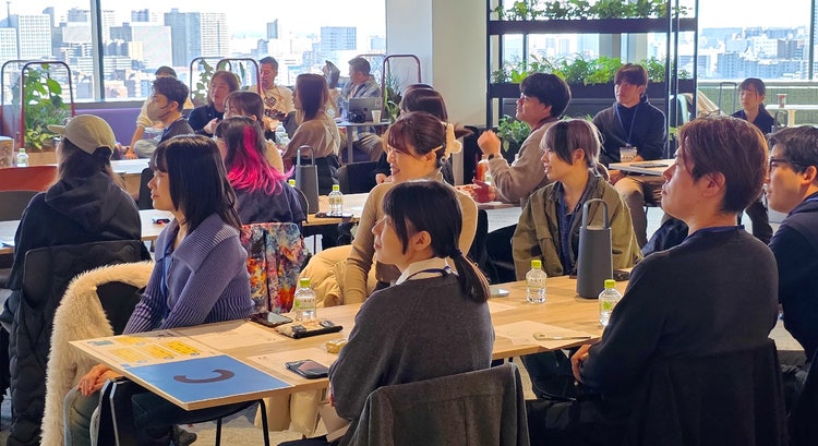 テーブルを囲む人々 AI 生成コンテンツは誤りを含む可能性があります。