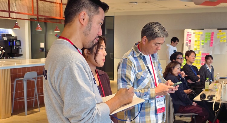 キッチンで作業をしている人たち AI 生成コンテンツは誤りを含む可能性があります。