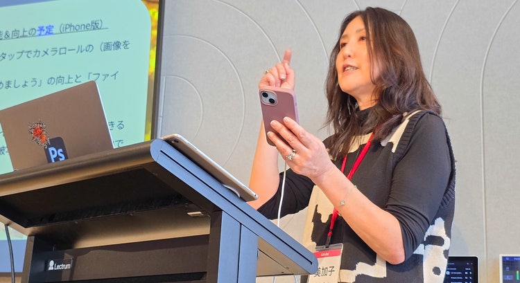 モニターの前に立っている女性 AI 生成コンテンツは誤りを含む可能性があります。