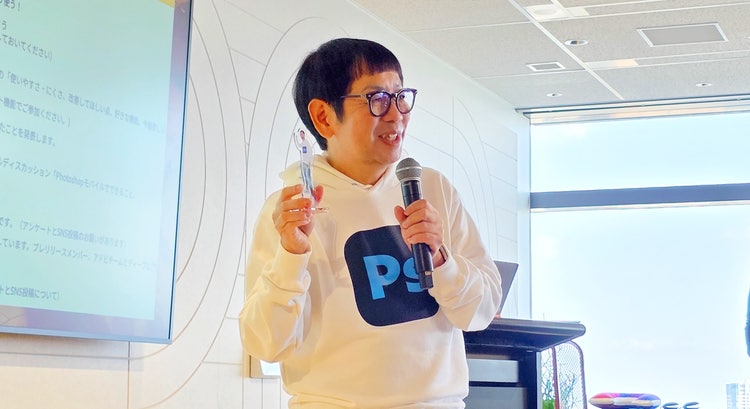 屋内, テーブル, 立つ, 持つ が含まれている画像 AI 生成コンテンツは誤りを含む可能性があります。