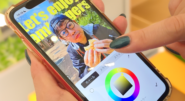 手に持った携帯電話 AI 生成コンテンツは誤りを含む可能性があります。