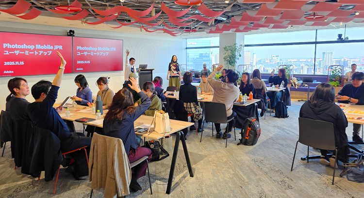 屋内, 人, 天井, 民衆 が含まれている画像 AI 生成コンテンツは誤りを含む可能性があります。