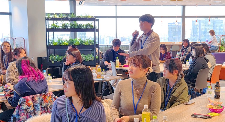 テーブルを囲んでいる人たち AI 生成コンテンツは誤りを含む可能性があります。