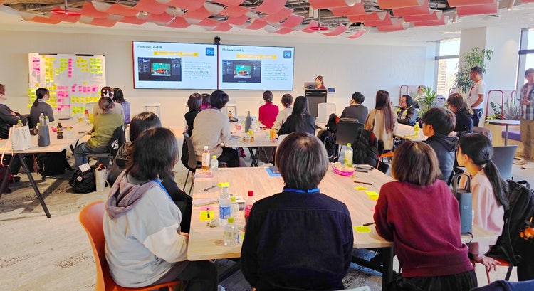 部屋に備えている色々な人々 AI 生成コンテンツは誤りを含む可能性があります。