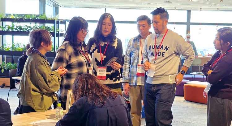 荷物を運ぶ人々 AI 生成コンテンツは誤りを含む可能性があります。