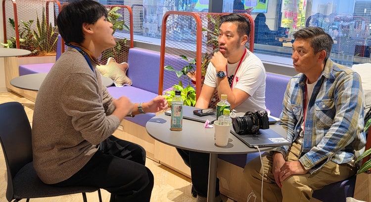 テーブルを囲んで座っている人たち AI 生成コンテンツは誤りを含む可能性があります。