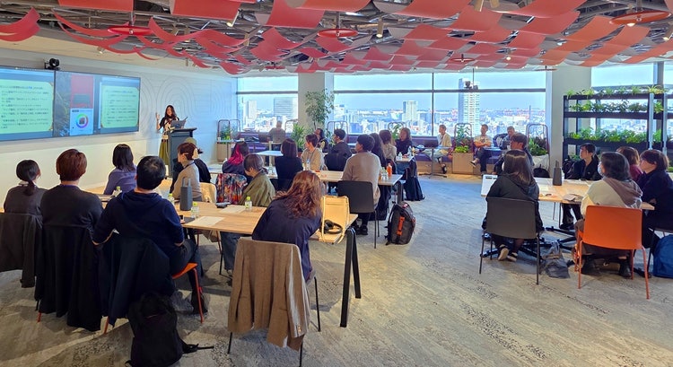 屋内, 建物, 天井, 民衆 が含まれている画像 AI 生成コンテンツは誤りを含む可能性があります。