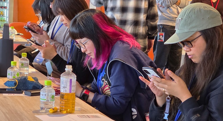 人, テーブル, 食品, 子供 が含まれている画像 AI 生成コンテンツは誤りを含む可能性があります。