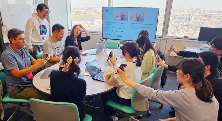 人, 屋内, 子供, テーブル が含まれている画像 AI 生成コンテンツは誤りを含む可能性があります。