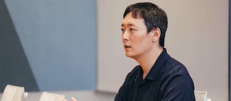 黒いシャツを着ている男性 AI 生成コンテンツは誤りを含む可能性があります。