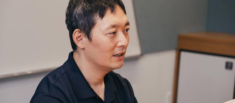 黒いシャツを着ている男 AI 生成コンテンツは誤りを含む可能性があります。