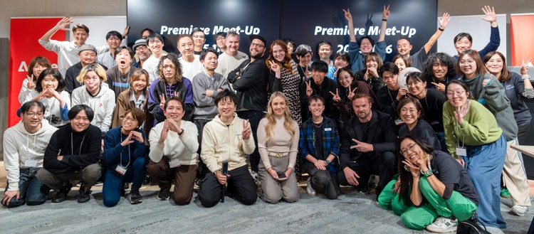 人, ポーズ, 写真, グループ が含まれている画像 AI 生成コンテンツは誤りを含む可能性があります。