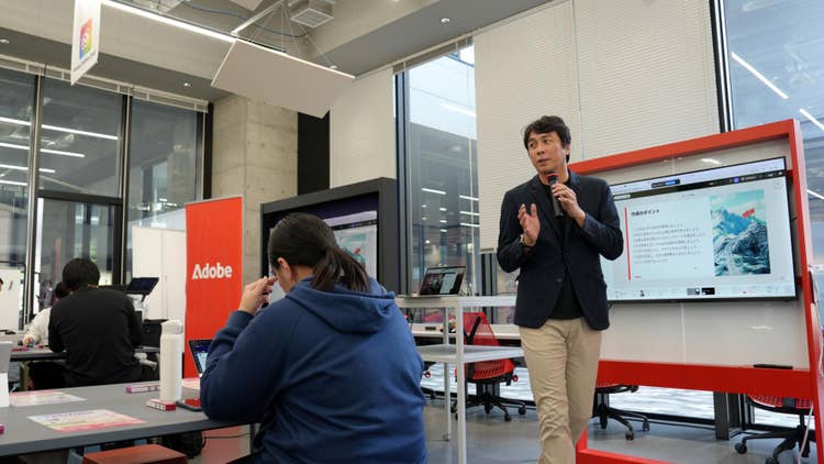 建物, 人, 屋内, 男 が含まれている画像 AI 生成コンテンツは誤りを含む可能性があります。