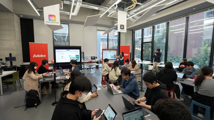 会議室でパソコンを使っている男性 AI 生成コンテンツは誤りを含む可能性があります。