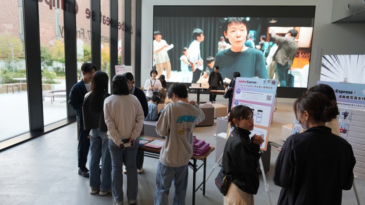 人, グループ, 民衆, 立つ が含まれている画像 AI 生成コンテンツは誤りを含む可能性があります。