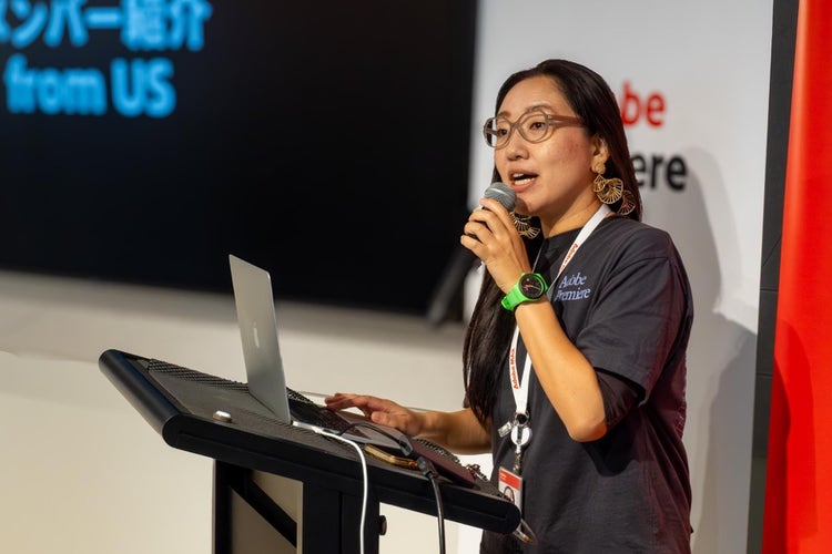 人, 屋内, 持つ, 男 が含まれている画像 AI 生成コンテンツは誤りを含む可能性があります。