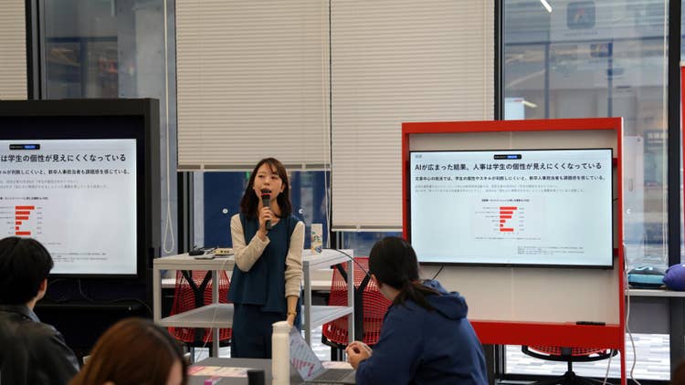 人, 屋内, 民衆, グループ が含まれている画像 AI 生成コンテンツは誤りを含む可能性があります。