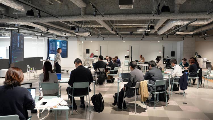 空港のターンテーブルの周りに集まっている人たち AI 生成コンテンツは誤りを含む可能性があります。