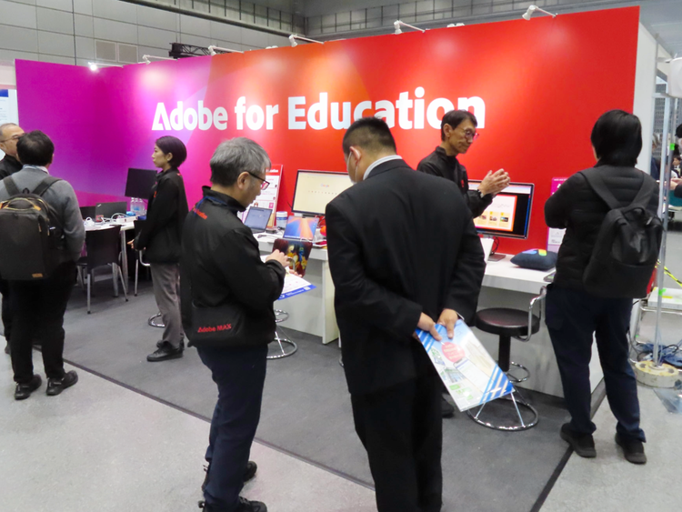 人, 屋内, 建物, 立つ が含まれている画像 AI 生成コンテンツは誤りを含む可能性があります。