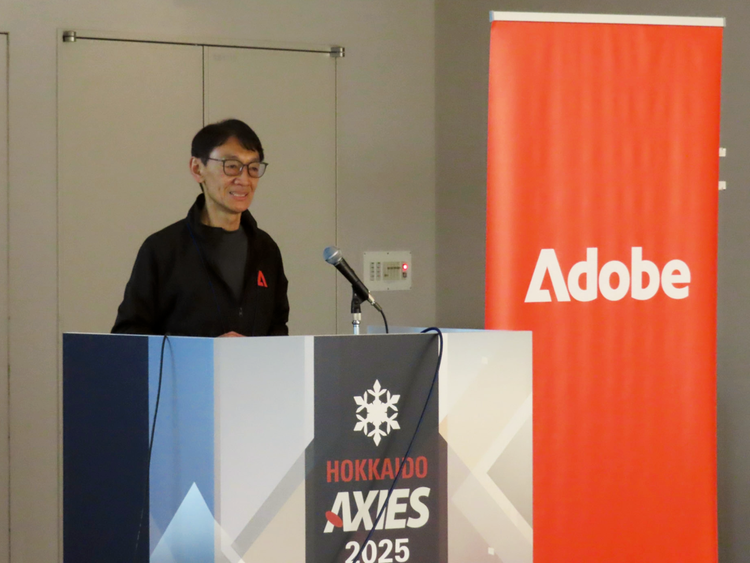 屋内, 男, フロント, コンピュータ が含まれている画像 AI 生成コンテンツは誤りを含む可能性があります。