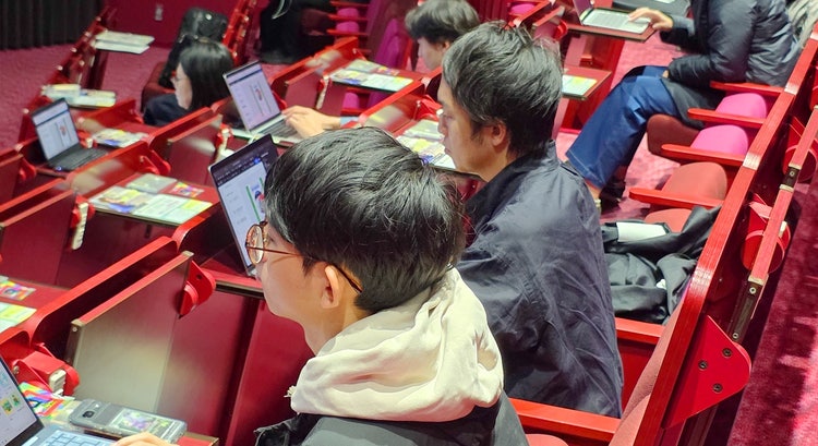 図書館でノートパソコンを使っている子供 AI 生成コンテンツは誤りを含む可能性があります。