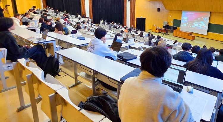 テーブル, 屋内, 人, コンピュータ が含まれている画像 AI 生成コンテンツは誤りを含む可能性があります。