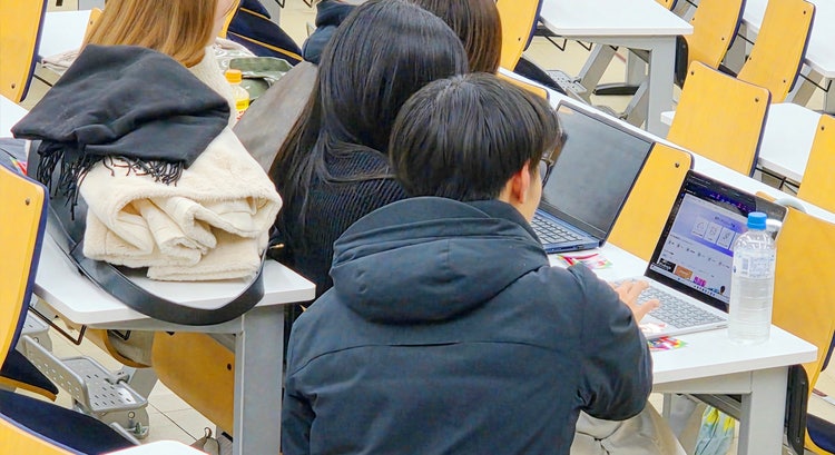 人, 座る, テーブル, 小さい が含まれている画像 AI 生成コンテンツは誤りを含む可能性があります。