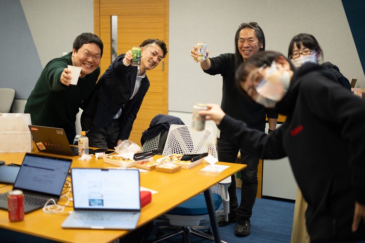 デスクの上に座っている人たち AI 生成コンテンツは誤りを含む可能性があります。