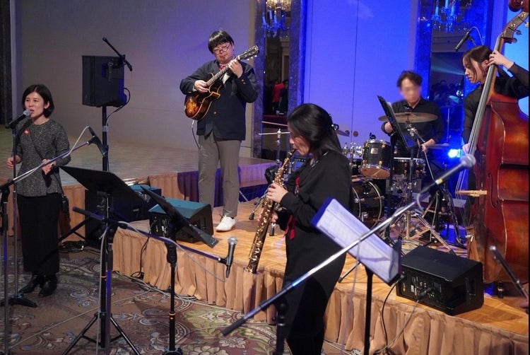 社員で結成されたジャズクラブメンバーによる演奏の写真です。普段のお仕事中の姿とはまた違う姿がとても素敵でした。