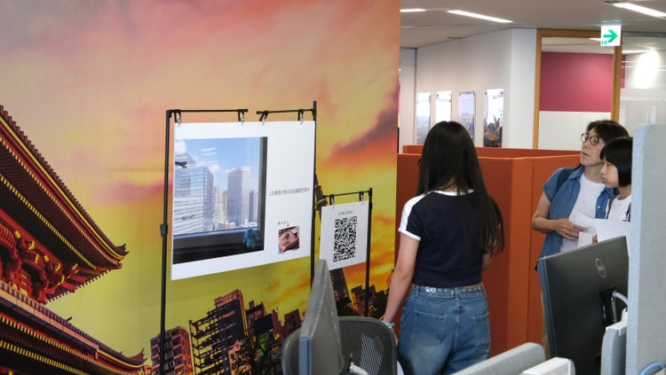 オフィス内に設置されたヒントパネルを見ながら、謎解きに挑戦する参加者