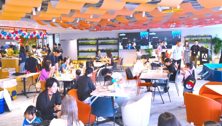 多くの参加者がテーブルを囲み、アート制作や交流を楽しんでいるAdobe Family Day 2025の会場の様子